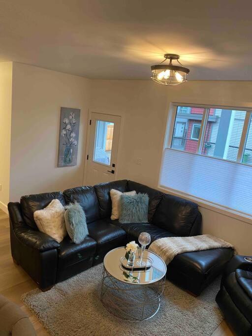 ויקטוריה Adorable 1 Bedroom Suite- A Skip To Galloping Goose מראה חיצוני תמונה