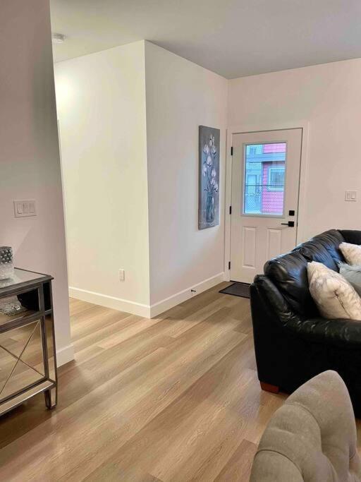 ויקטוריה Adorable 1 Bedroom Suite- A Skip To Galloping Goose מראה חיצוני תמונה