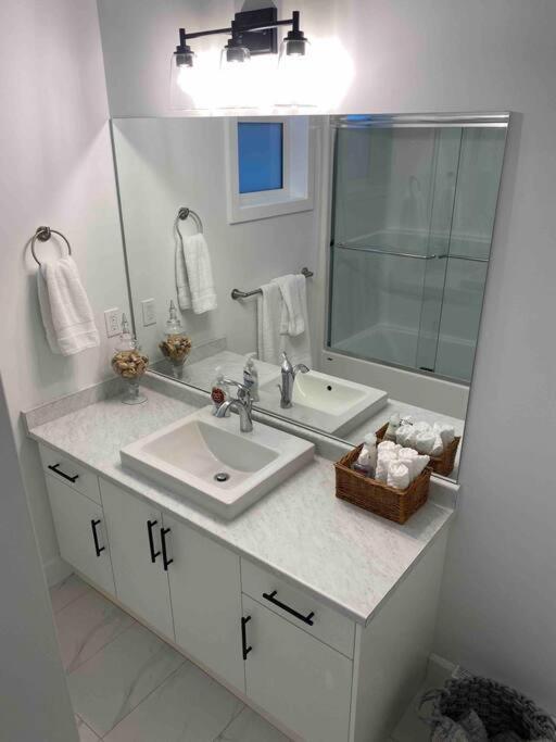 ויקטוריה Adorable 1 Bedroom Suite- A Skip To Galloping Goose מראה חיצוני תמונה