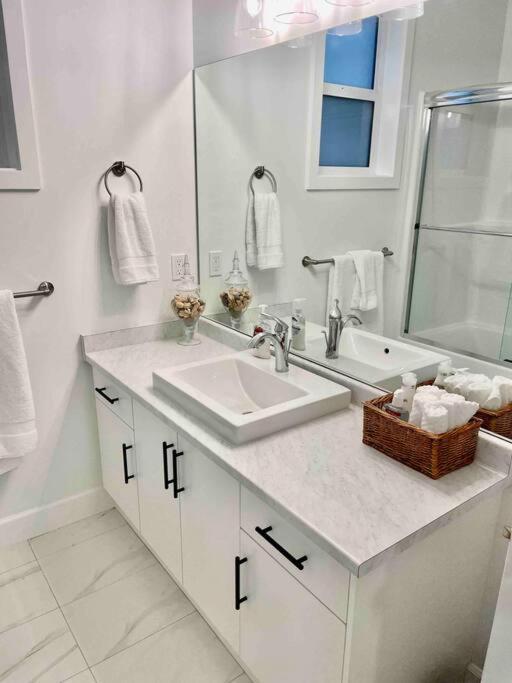 ויקטוריה Adorable 1 Bedroom Suite- A Skip To Galloping Goose מראה חיצוני תמונה
